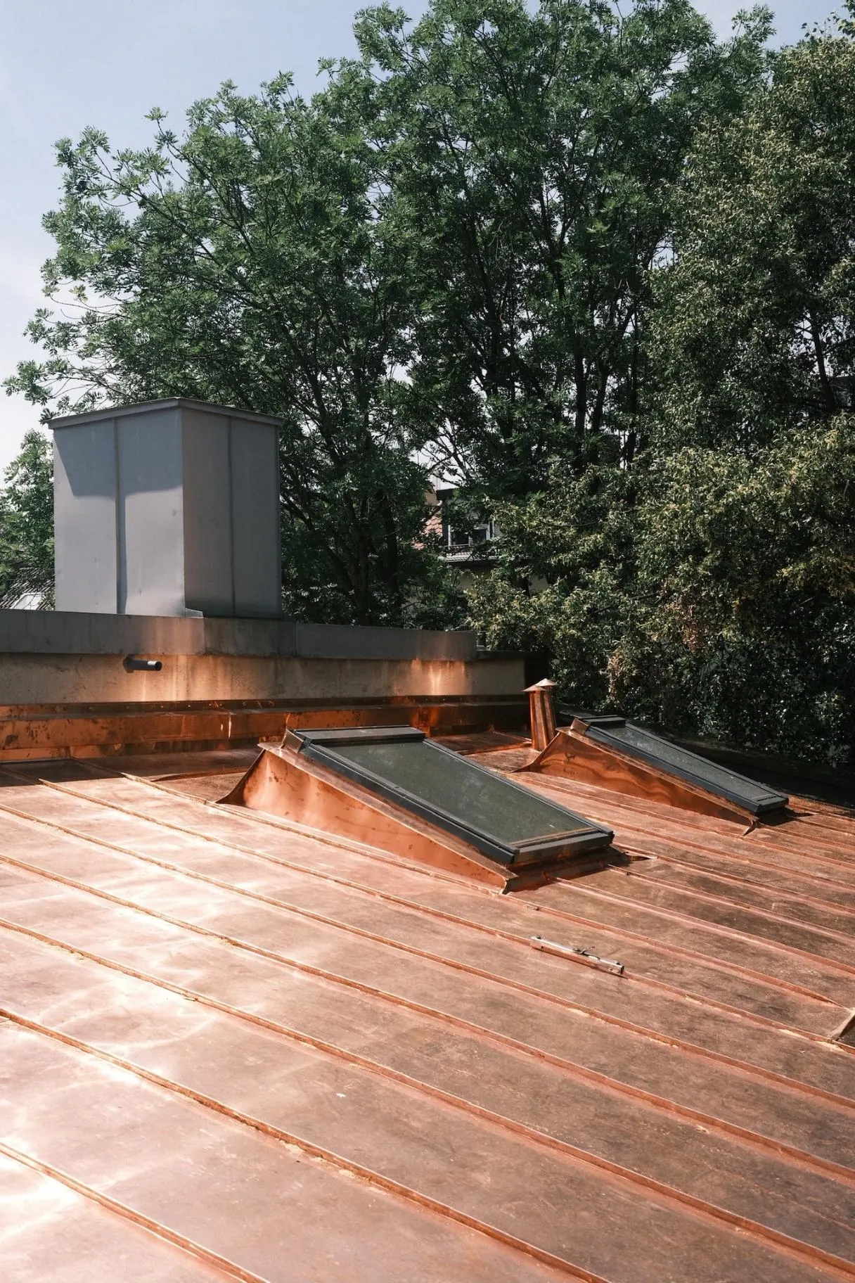 Kupfergedeckte Dachgauben mit Dachfenstern