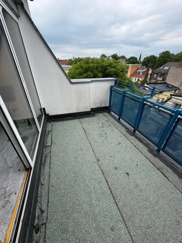 Dachterrasse vor der Sanierung mit alter Bitumen-Abdichtung