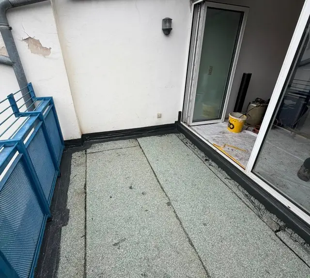 Dachterrasse vor der Sanierung, vom Eingang aus gesehen