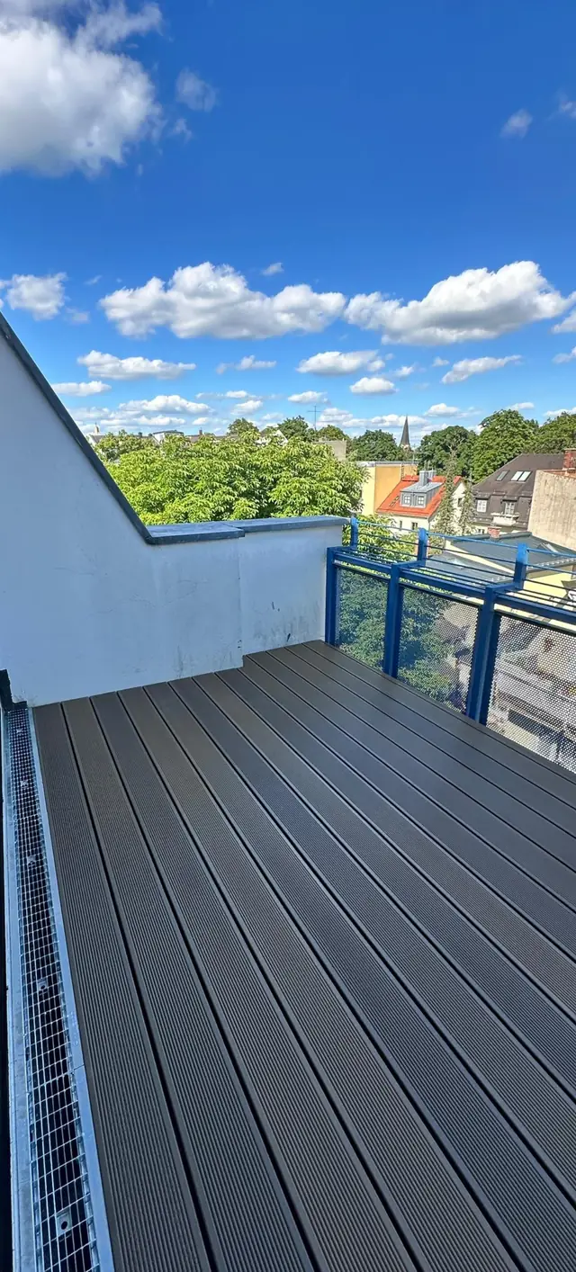 Fertig sanierte Dachterrasse mit WPC-Belag in München
