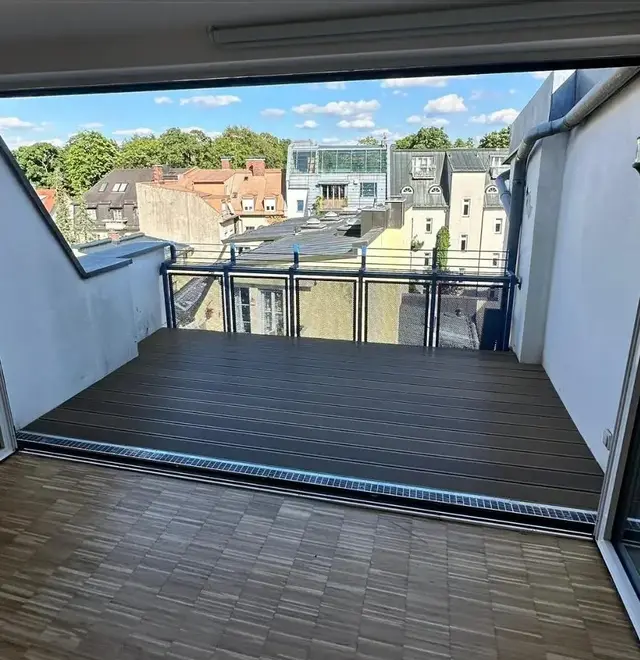 Fertige Dachterrasse mit neuem WPC-Belag, vom Wohnraum aus gesehen