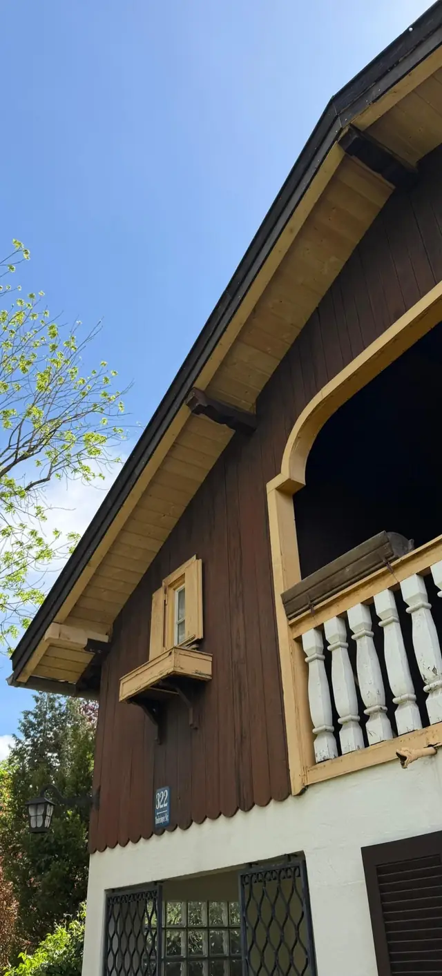 Traditioneller Holzbalkon mit Holzfassade