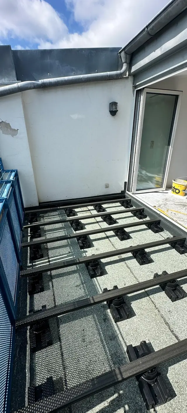Untersicht eines Holzdachvorsprungs mit sichtbarer Dachlattung