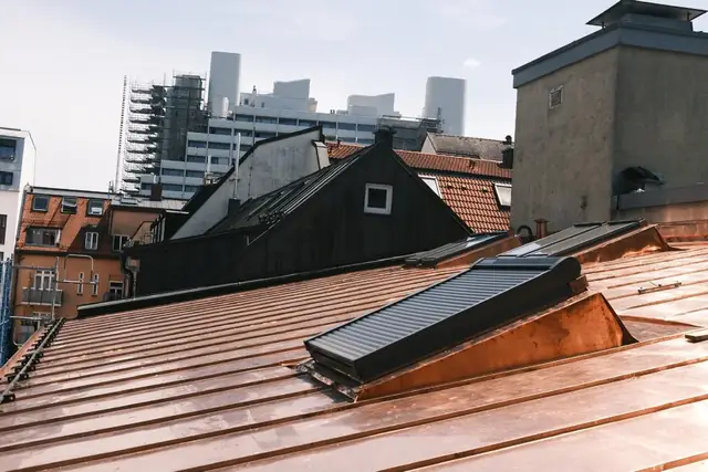 Übersicht des neu gedeckten Kupferdachs mit Dachfenstern